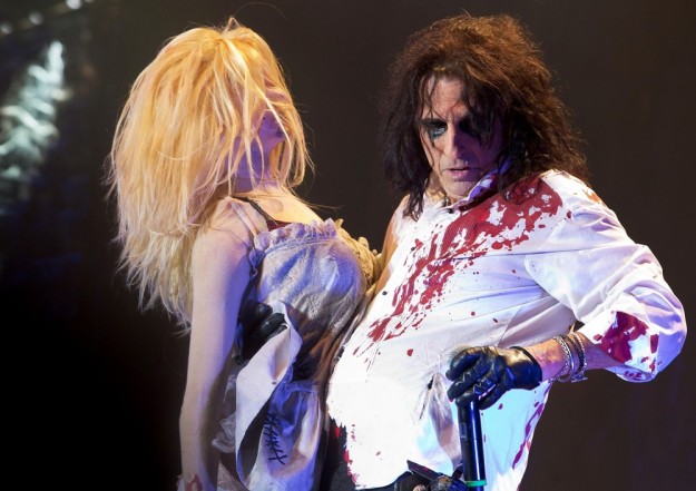 alice-cooper-performing-live-03